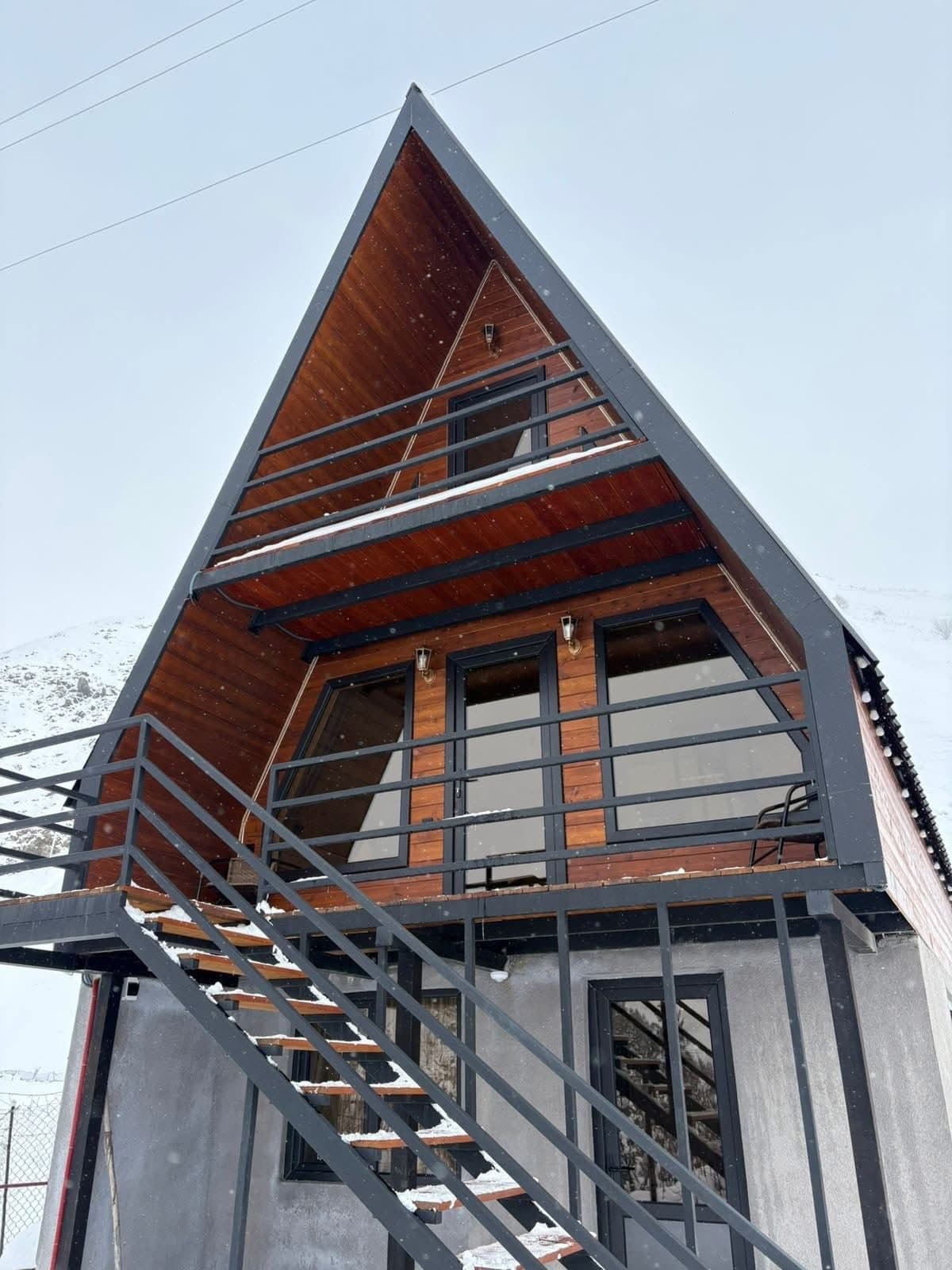 ეკოლოგიური კოტეჯი ბუნებრივ გარემოში